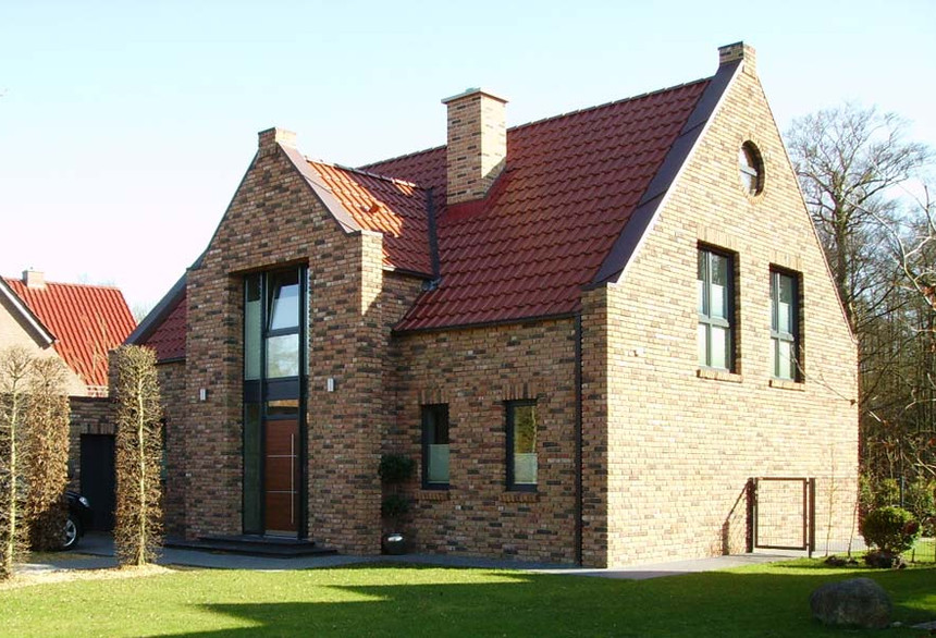 A single-family house covered with red engobed Flandern tiles