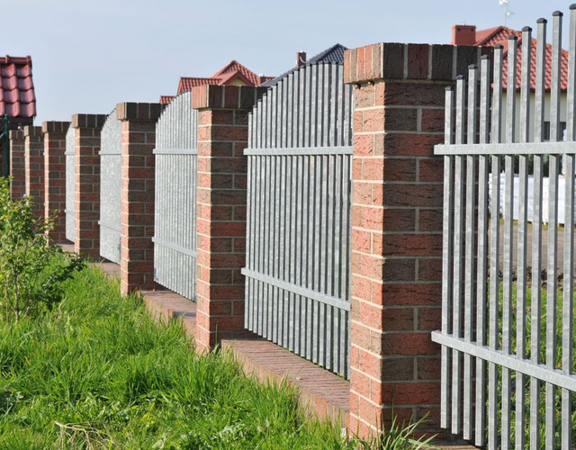 Fence made of shaded clinker Victoria brick
