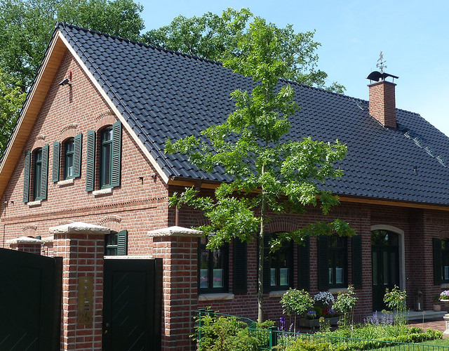 Single-family houses made of Wasserstrich light red shaded brick