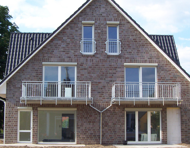 Single-family houses made of Accum blue and brown brick