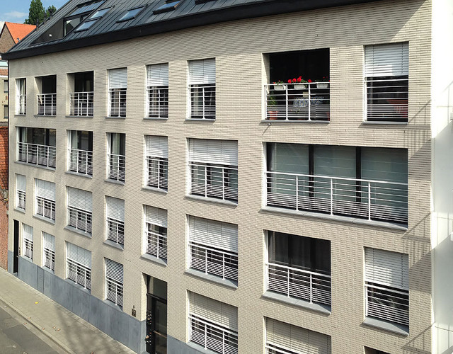 A residential building made of pearl and white Oslo brick