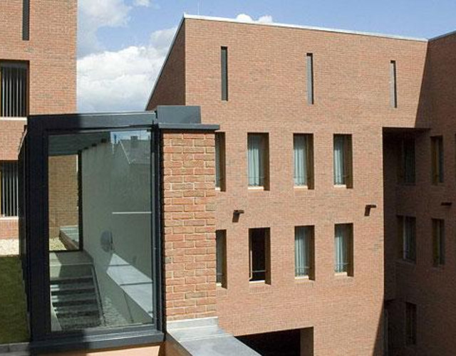 A residential building made of Fehnbrand light red shaded brick
