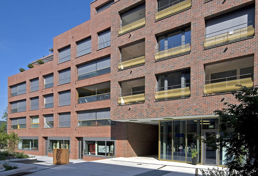 A residential building made of Wiesmoor kohle red
