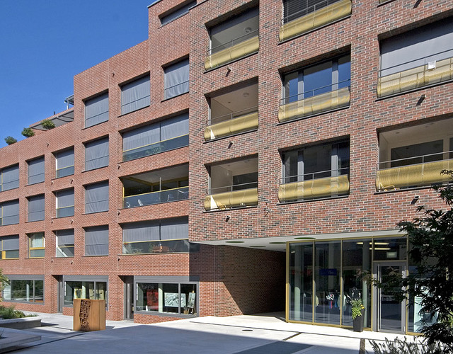 A residential building made of Wiesmoor kohle red