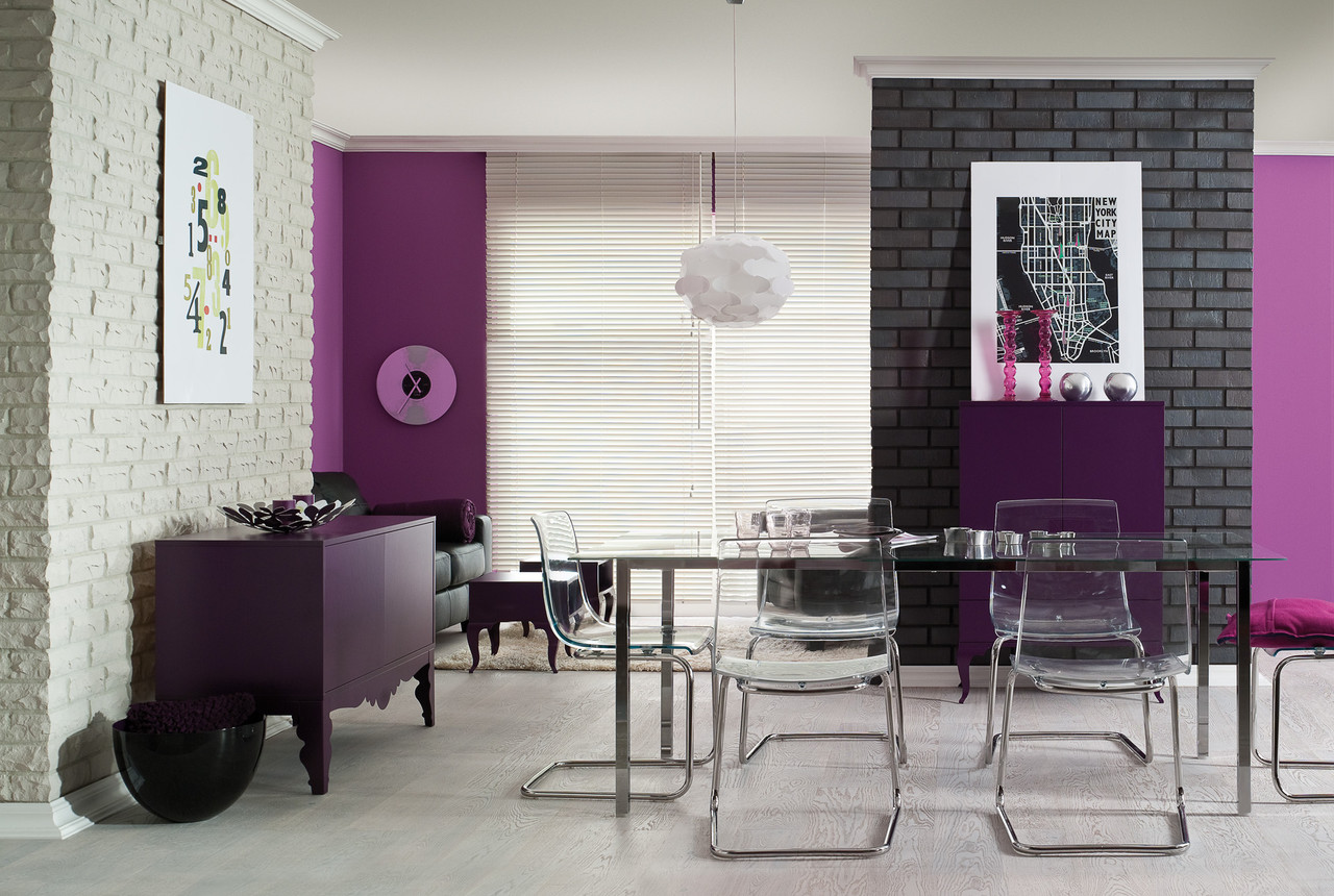 Dining room in strong colors Dining room in strong colors