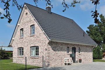 A single-family house with anthracite engobe Monza roof tiles