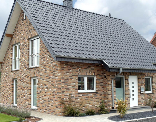 A single-family house covered with anthracite engobe Monzaplus roof tiles