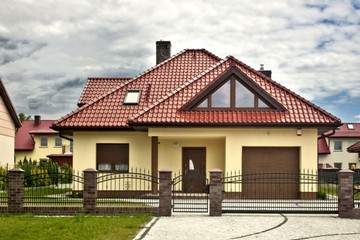 A single-family house covered with chestnut engobe Monza roof tile