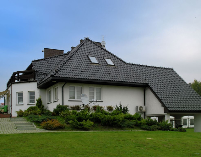 A single-family house covered with glazed tobago Monzaplus tiles