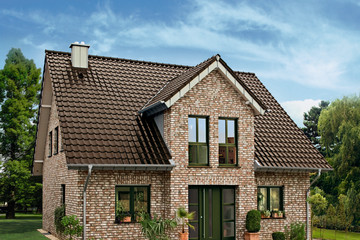 A single-family house covered with MONZAplus Maduro