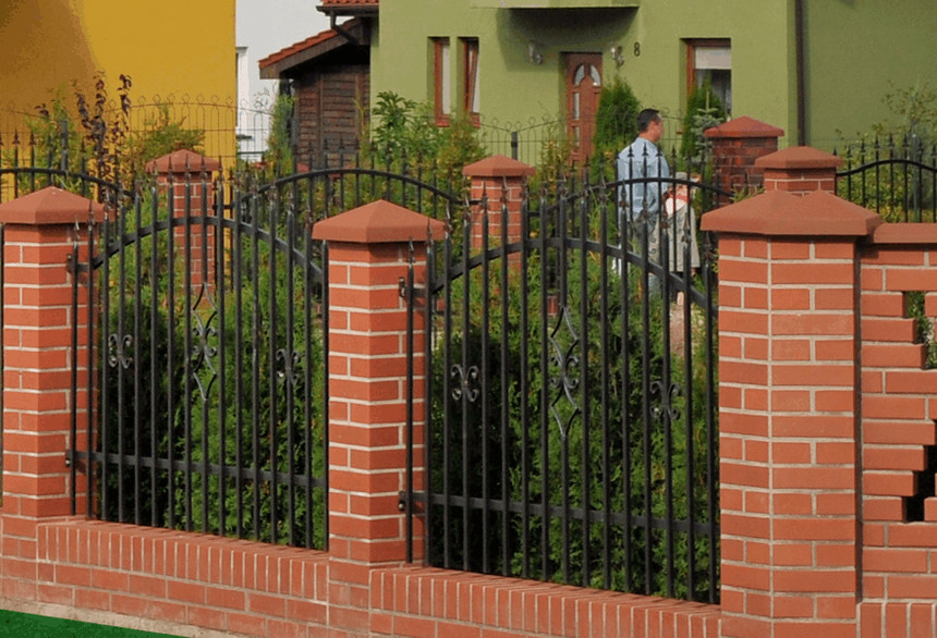 Fence with post cover, 32 x 32 red