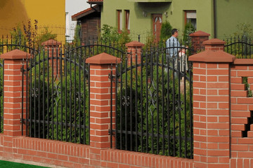 Fence with post cover, 32 x 32 red