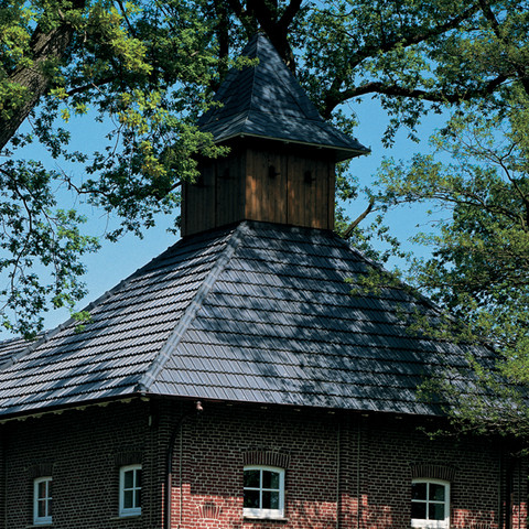 A single-family house covered with anthracite Elsass tiles