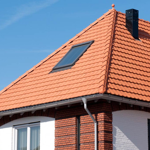 A single-family house covered with anthracite Rheinland tiles