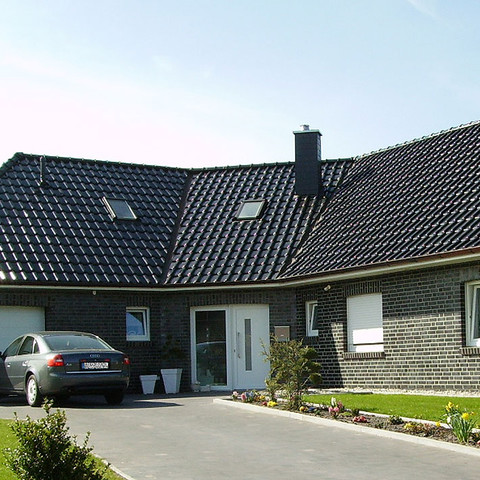 Dom jednorodzinny z dachówką FLANDERNplus czarna matowa glazurowana