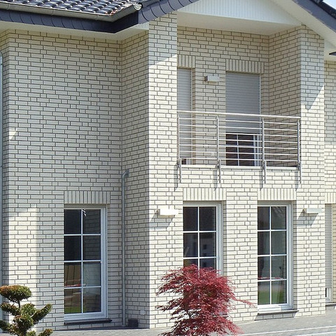 Single-family house made of Island pearl and white brick