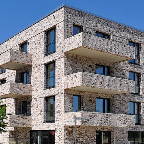 A residential building made of Wiesmoor kohle weiss